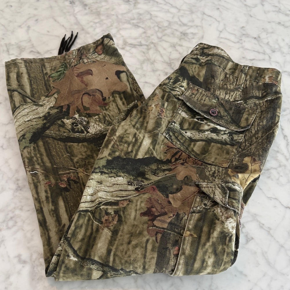 Women’s Camouflage / Hunting Cargo Pants Size 10/12 but fits more like a 6/8
